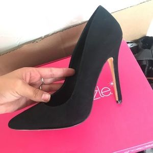 Shoe dazzle black heels 7.5